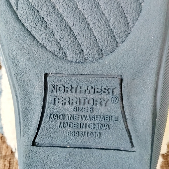 Women's "Northwest Territory" Hard-Soled Slippers. Size 6. Excellent Condition. - Picture 8 of 8